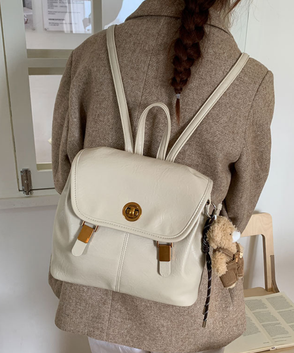 フェイクレザー ターンロックフラップリュック