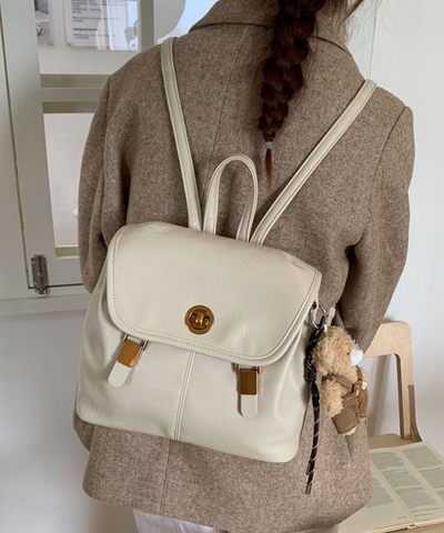 フェイクレザー ターンロックフラップリュック