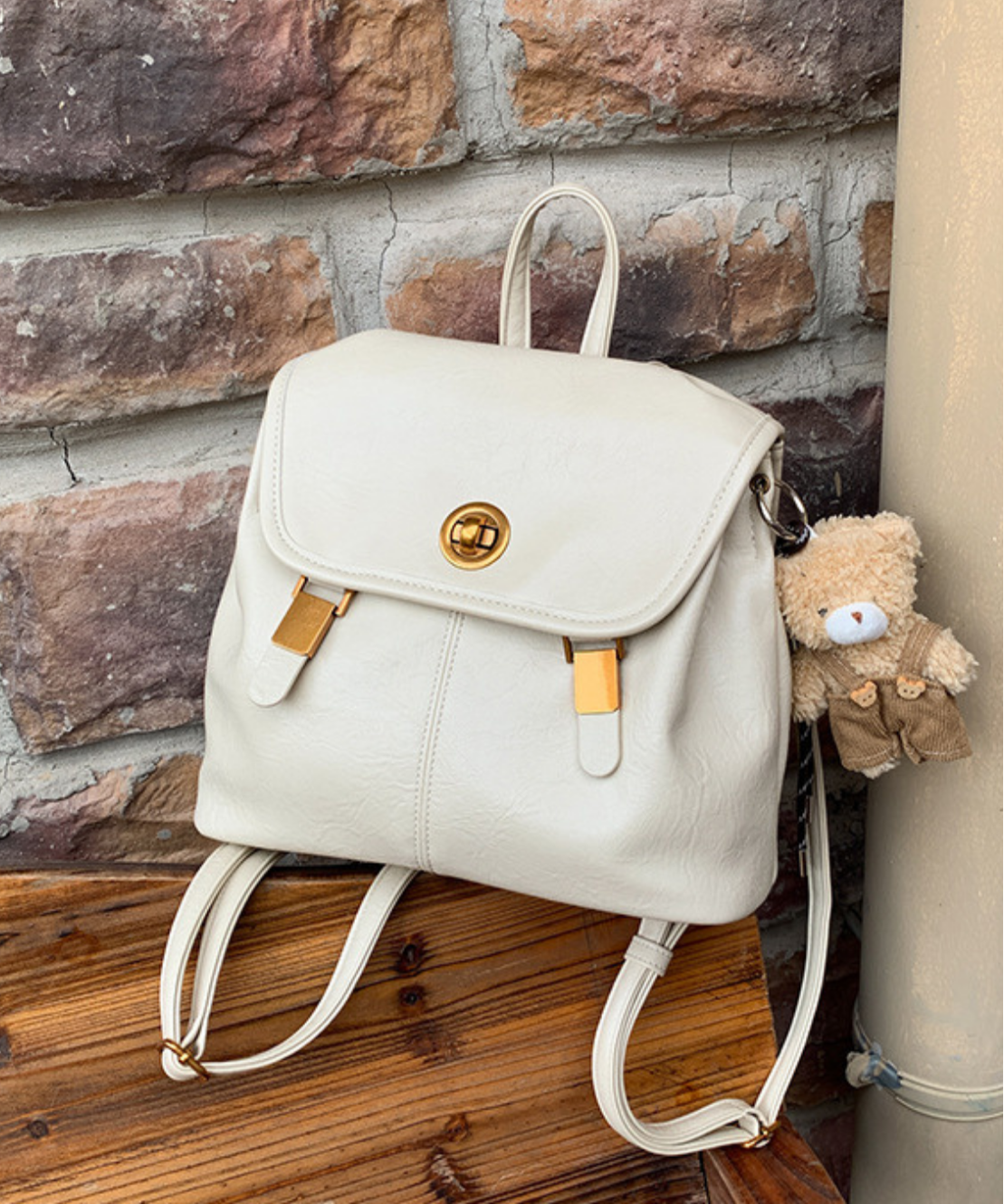 フェイクレザー ターンロックフラップリュック