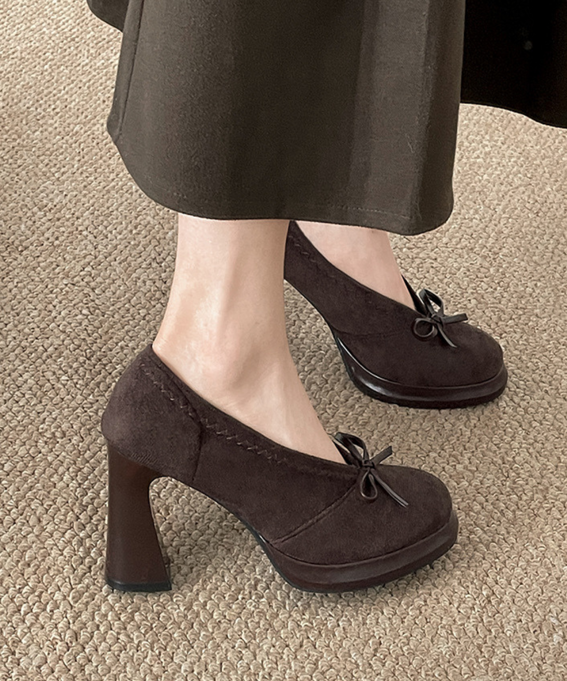 ラウンドトゥVカットパンプス