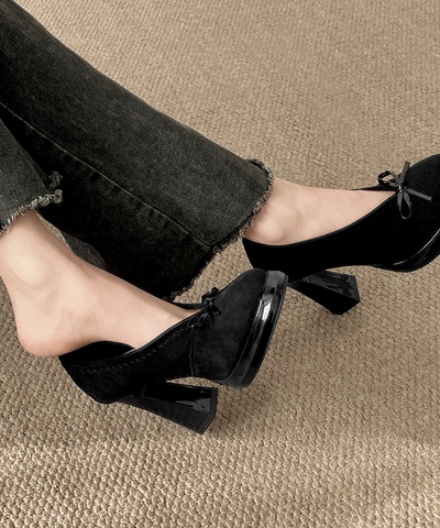 ラウンドトゥVカットパンプス