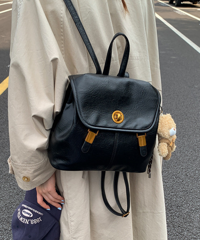 フェイクレザー ターンロックフラップリュック