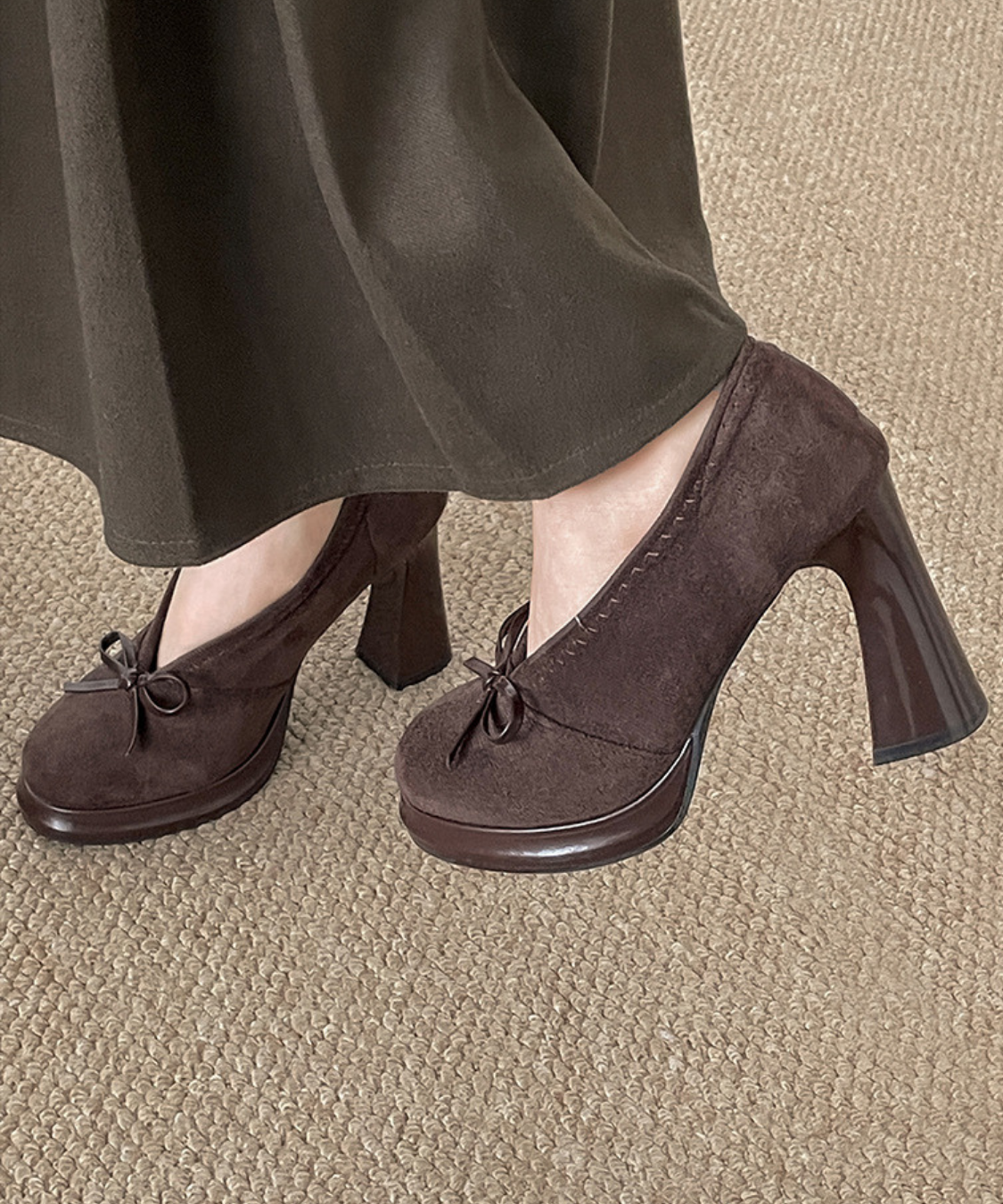 ラウンドトゥVカットパンプス