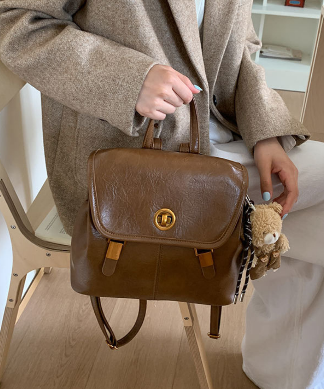 フェイクレザー ターンロックフラップリュック