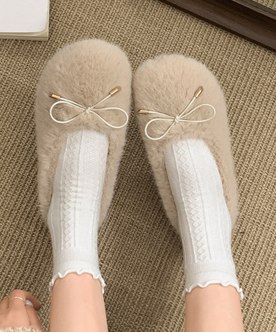 リボン付きフェイクファーバレエシューズ