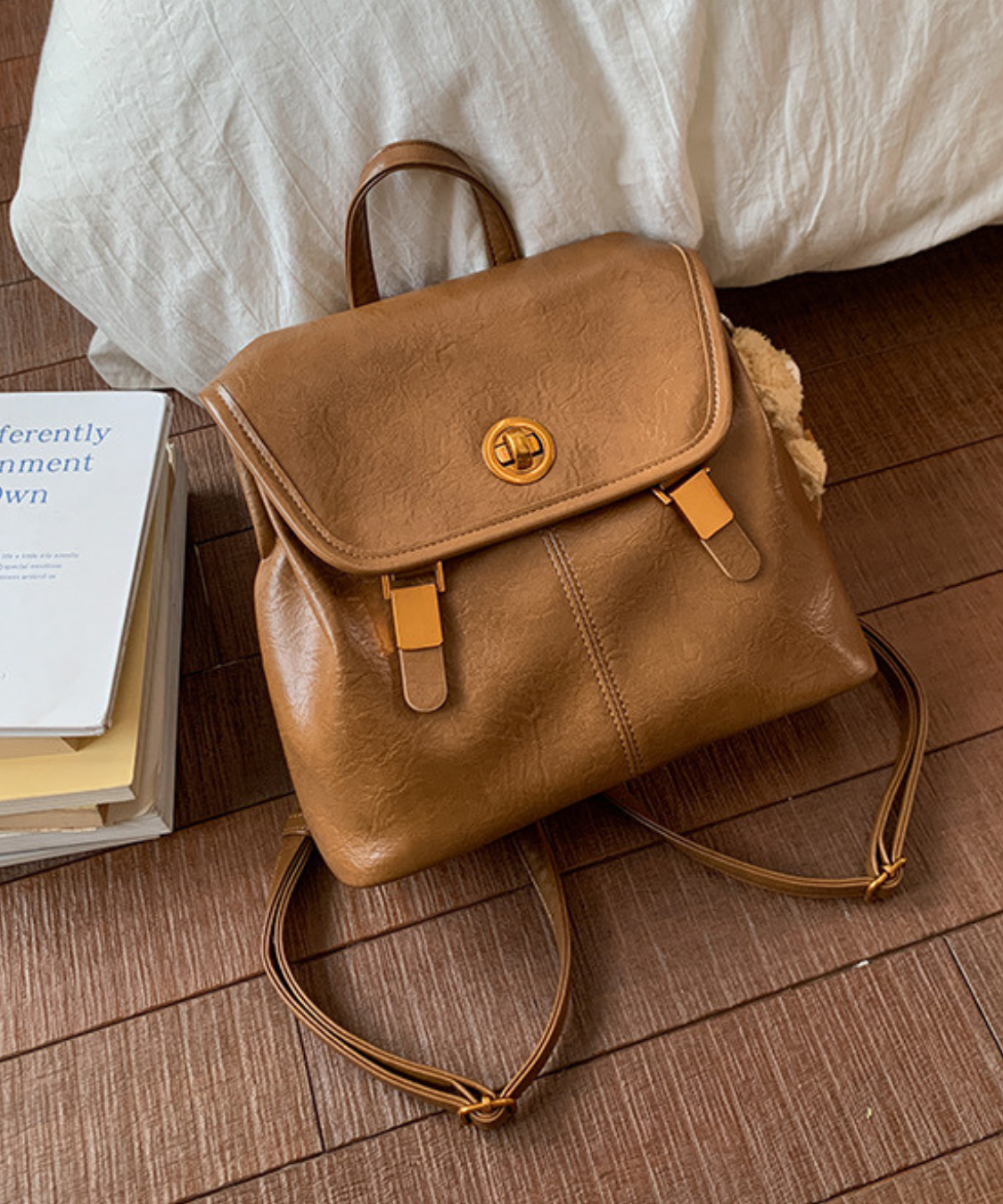 フェイクレザー ターンロックフラップリュック