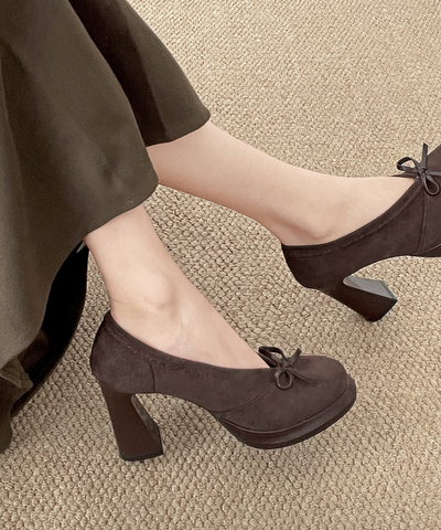 ラウンドトゥVカットパンプス