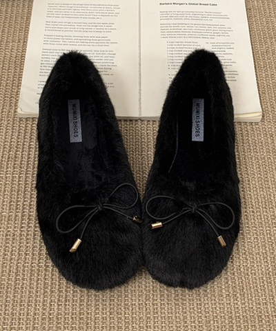 リボン付きフェイクファーバレエシューズ