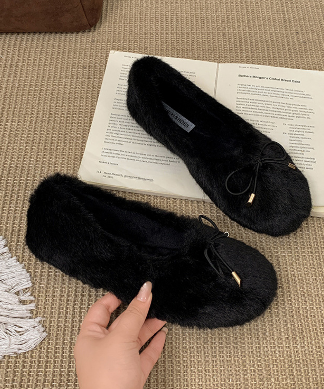 リボン付きフェイクファーバレエシューズ