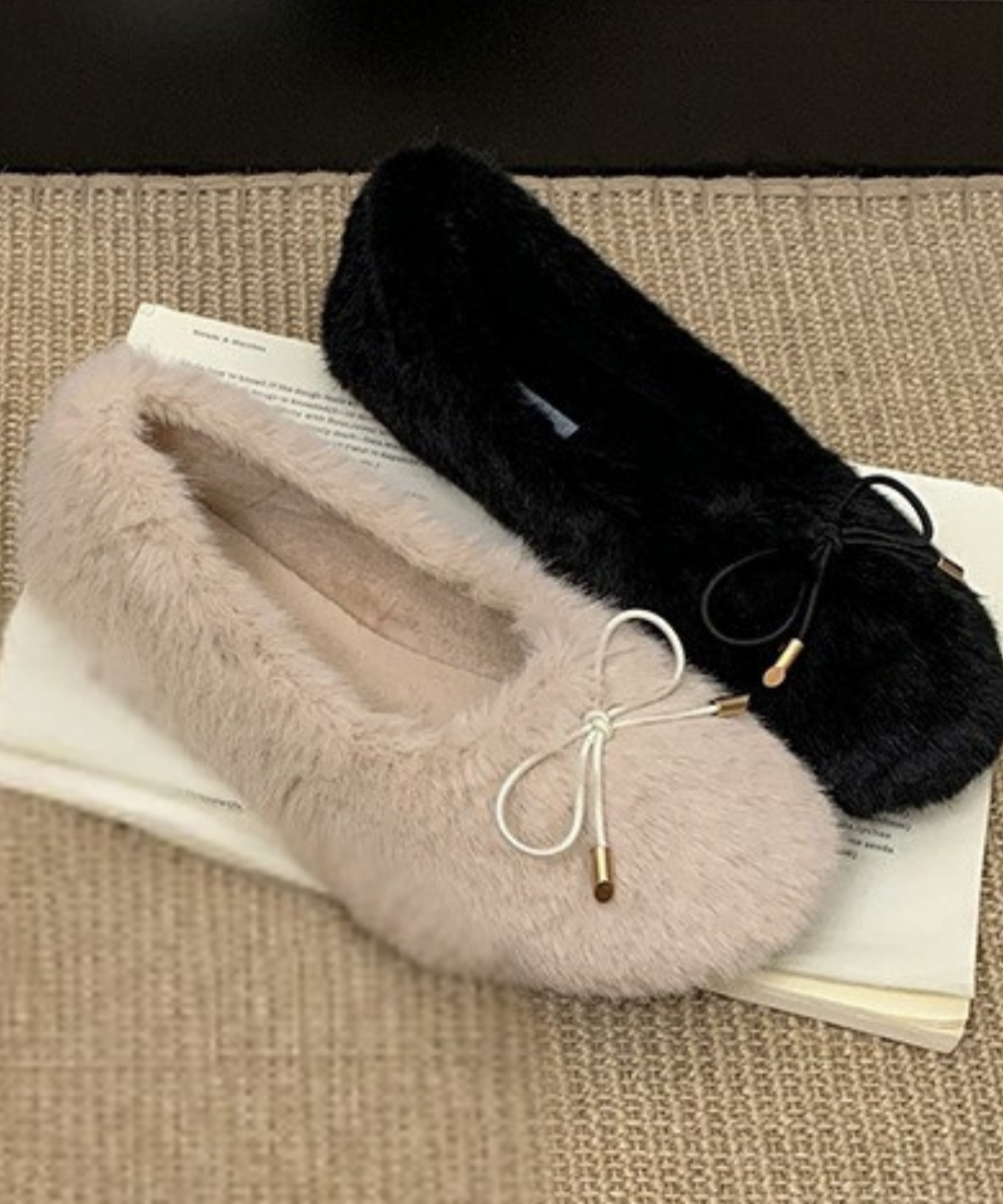 リボン付きフェイクファーバレエシューズ