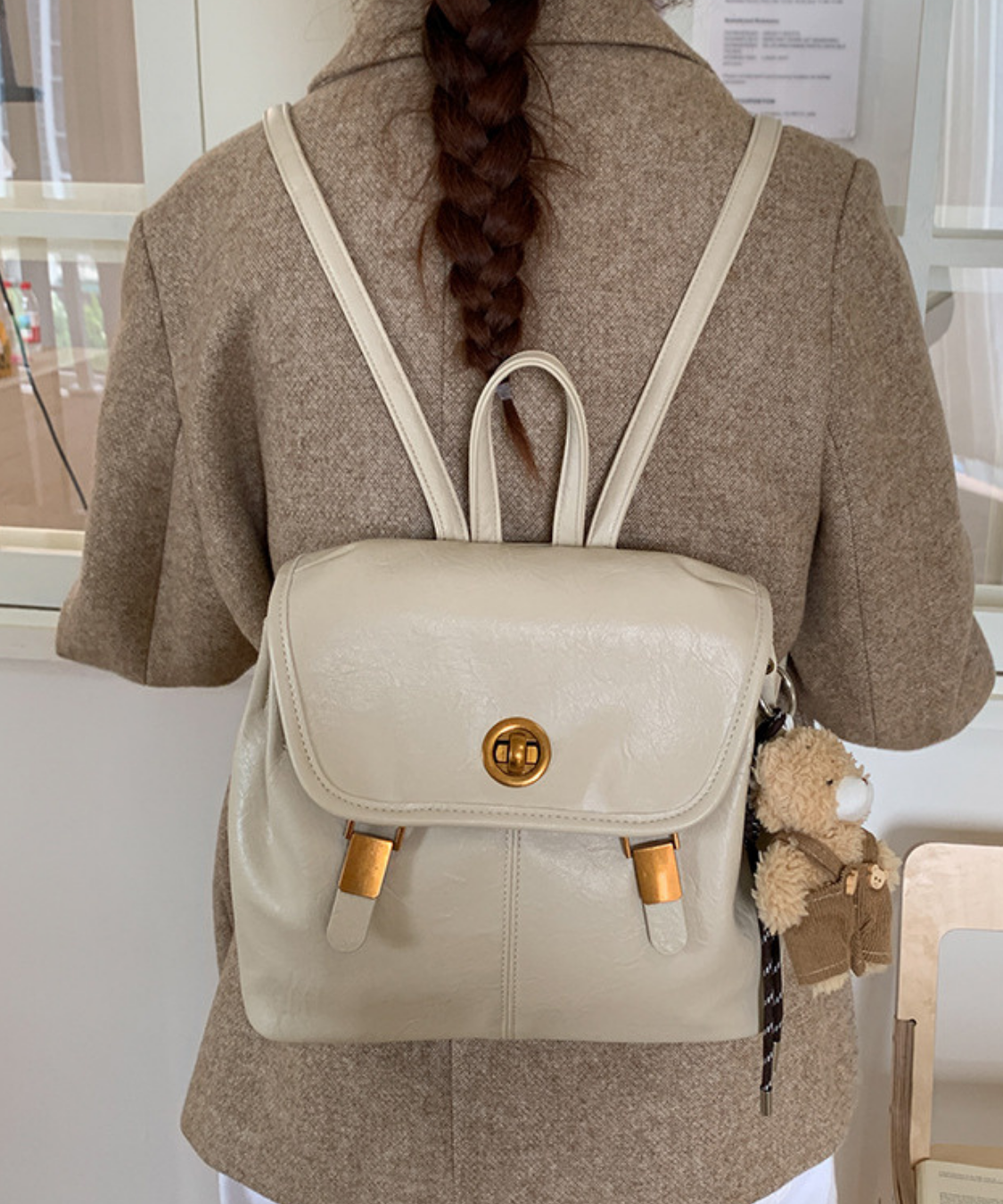 フェイクレザー ターンロックフラップリュック