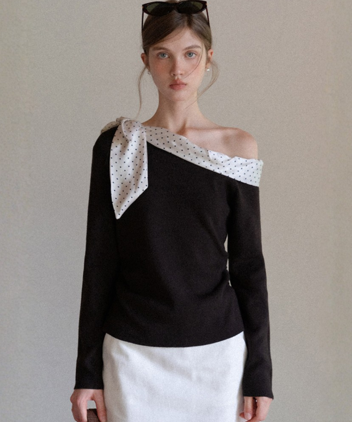 ドット柄ワンショルダーリボン付きトップス