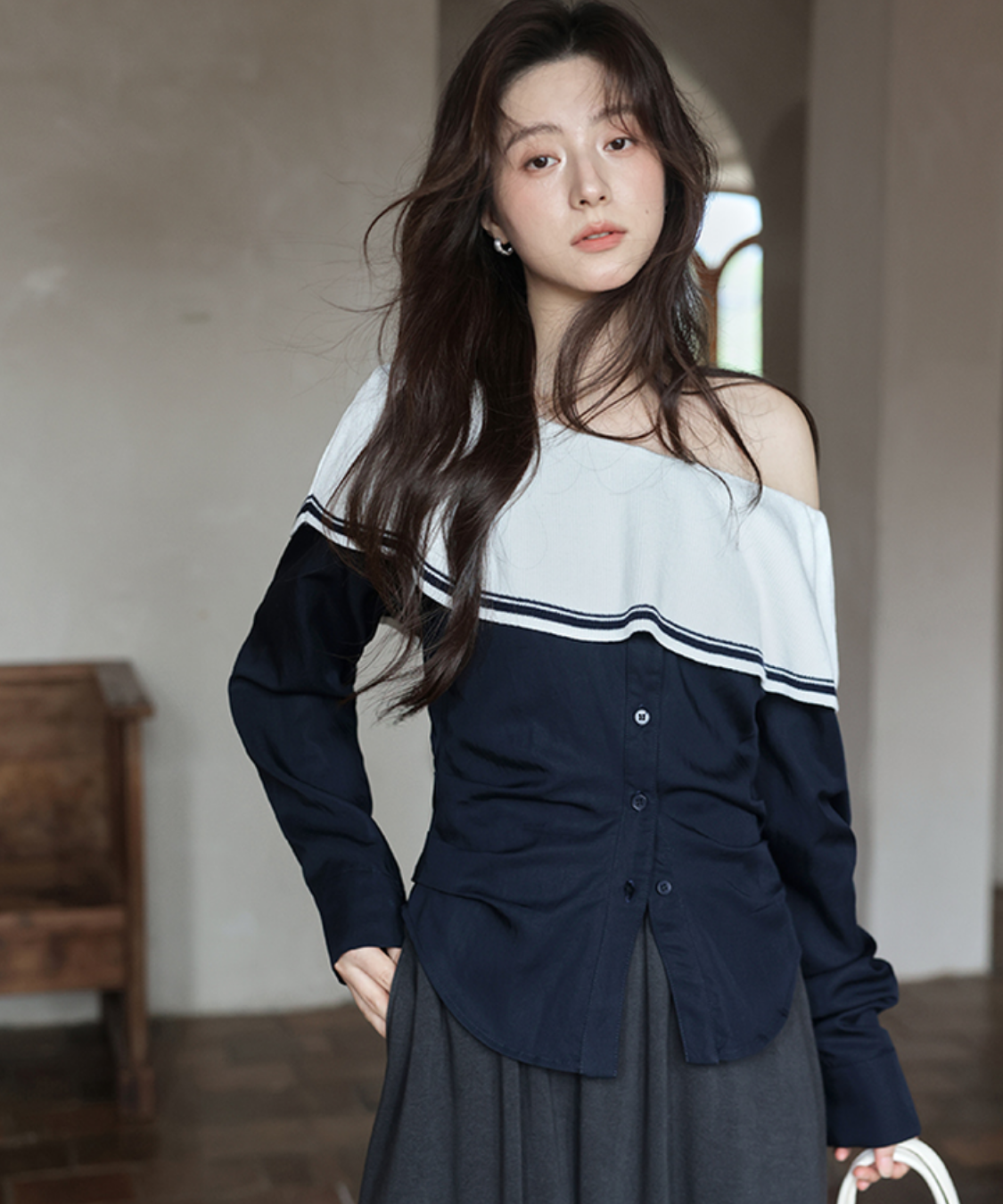 オフショルダーラウンドヨークトップス