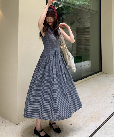 ビーズ付きラウンドネックギャザーワンピース