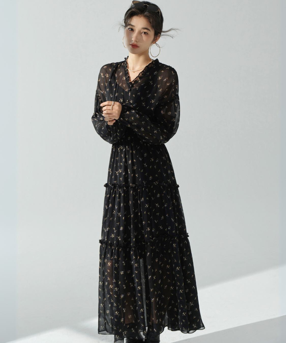 小花柄シアーVネックフリルティアードワンピース