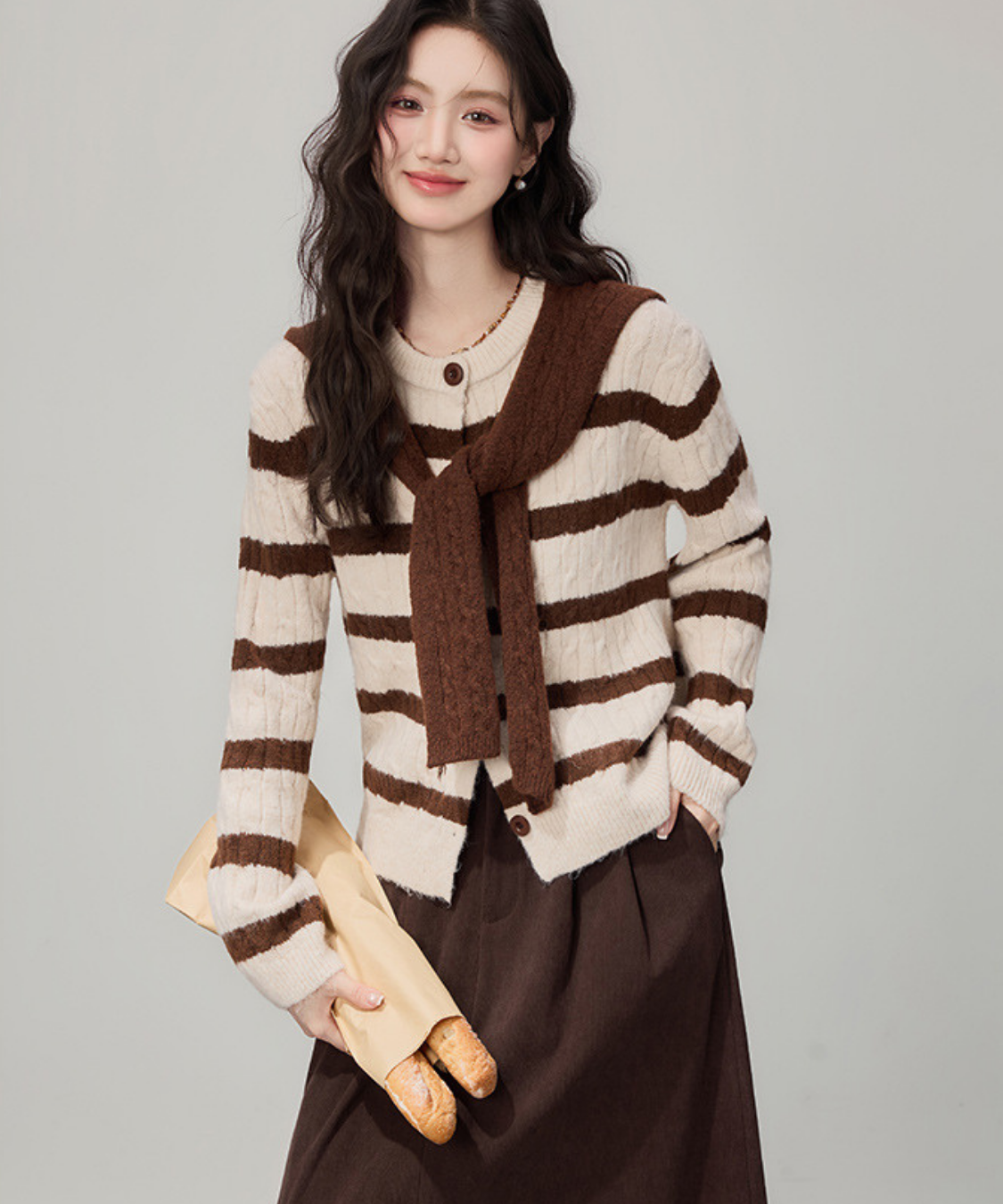 肩掛け風ショール付きボーダー柄ケーブル編みカーディガン
