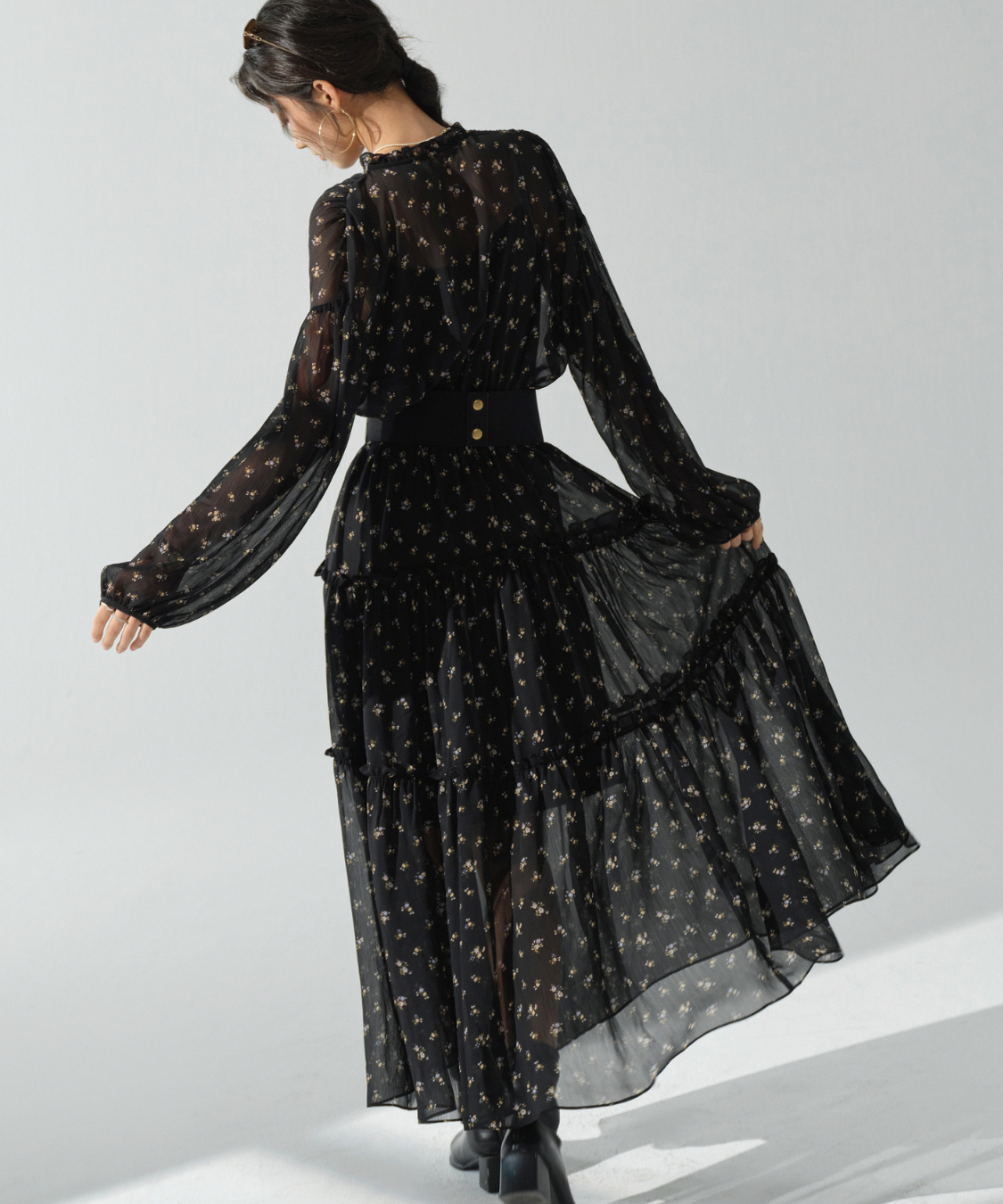 小花柄シアーVネックフリルティアードワンピース