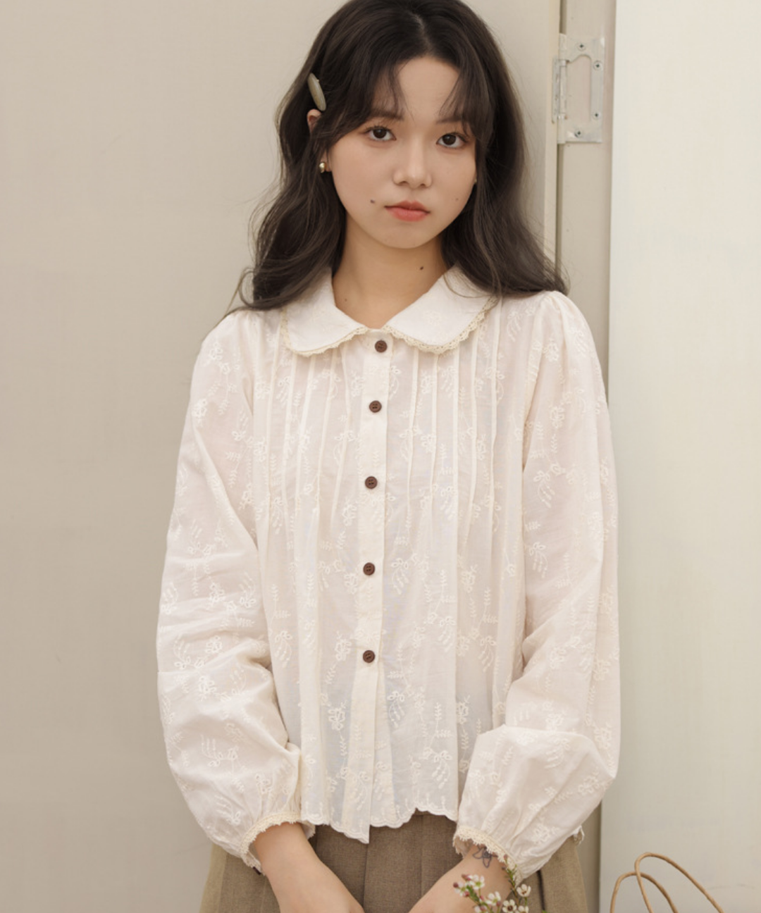 ラウンドカラーフラワー刺繍ピンタックブラウス – jemiremi（ジェミレミ）