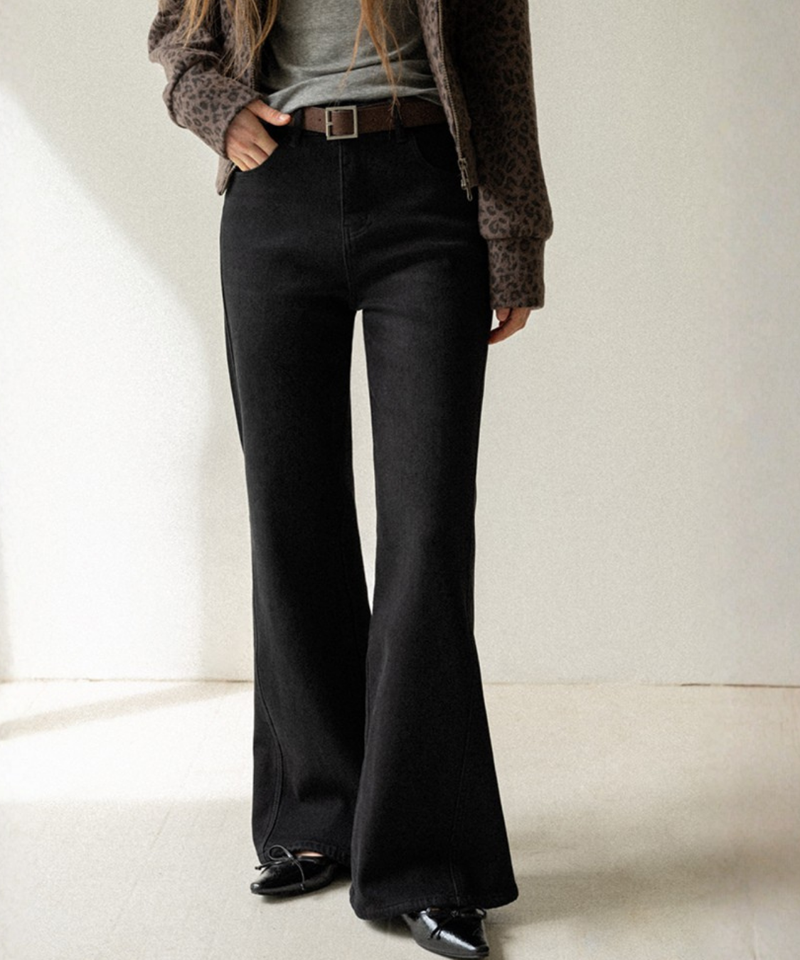 ベルト付きブラックフレアデニムパンツ