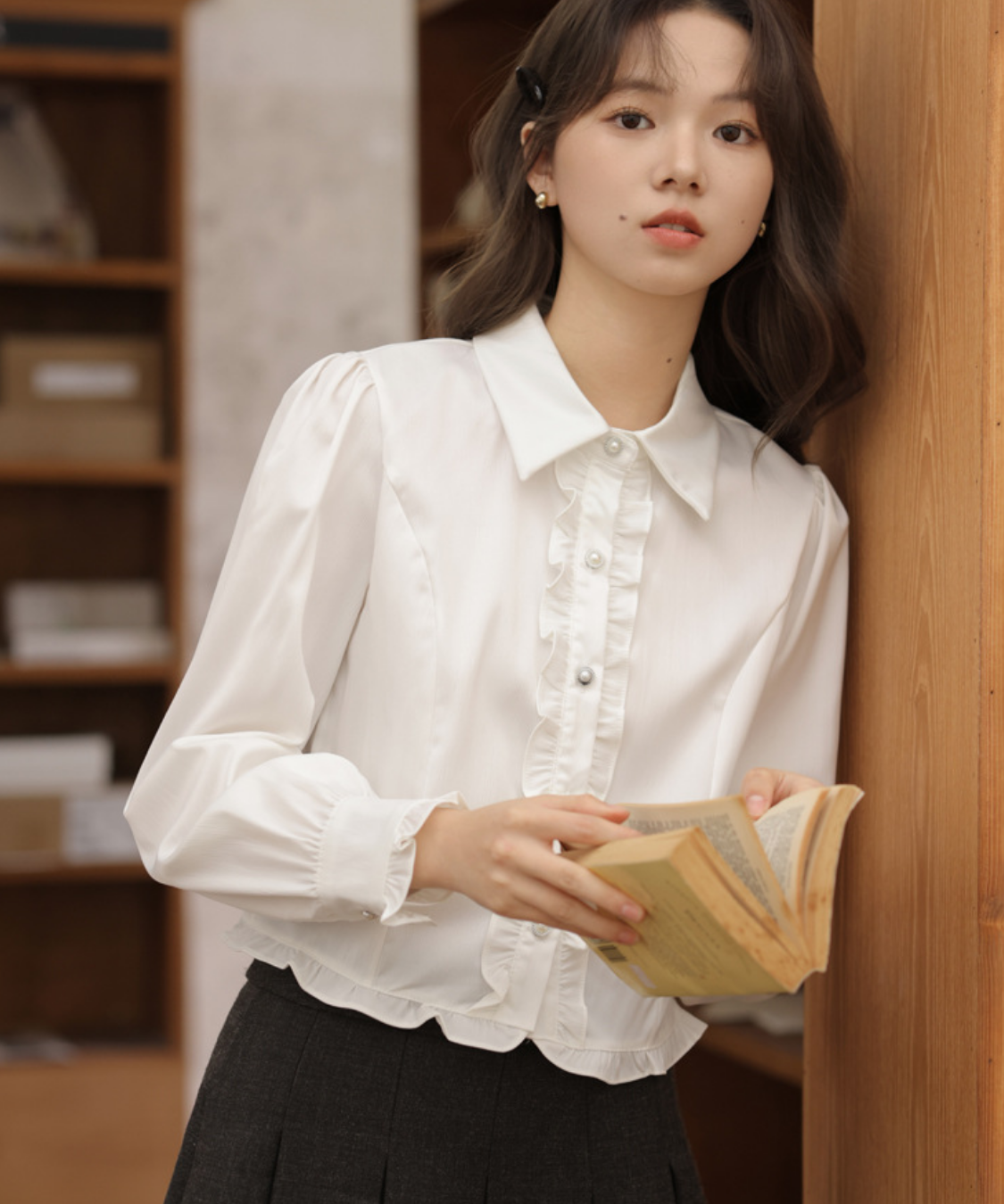 シャツカラーフロントフリルパールボタンブラウス