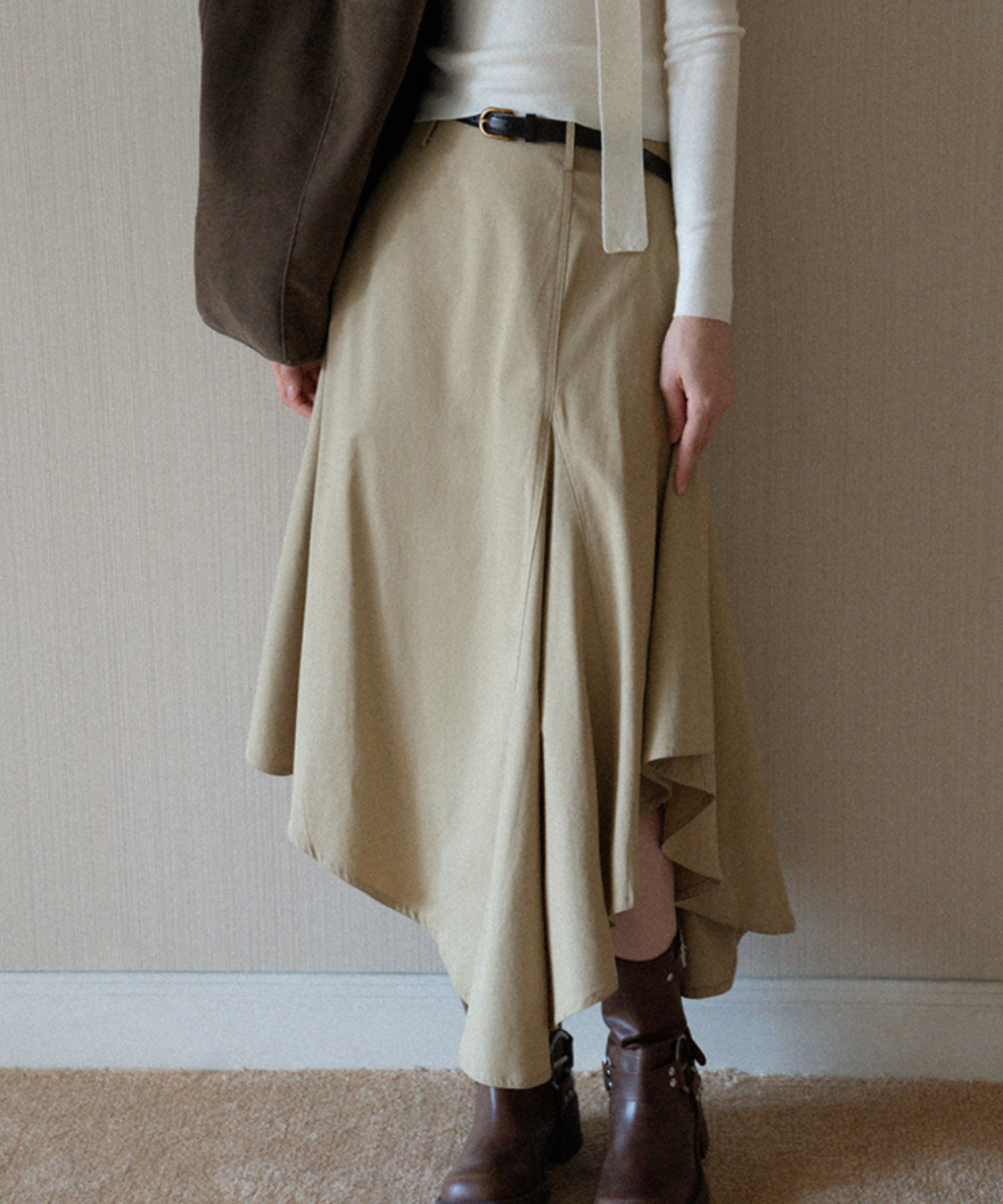 アシンメトリーヘムフレアスカート