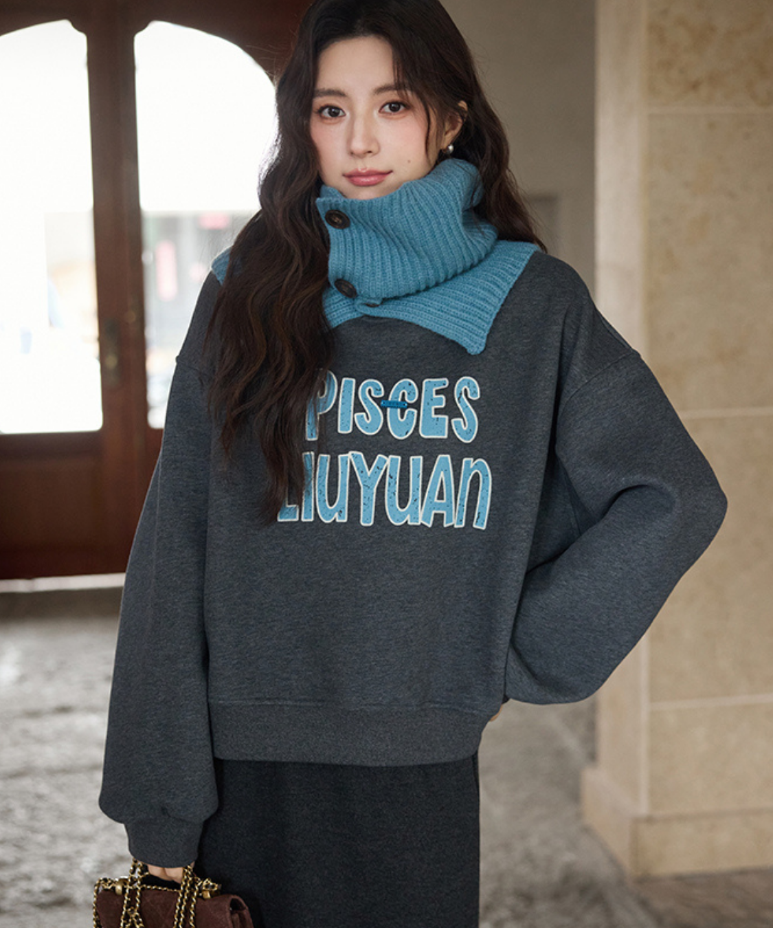 リブネックウォーマー付きロゴスウェット