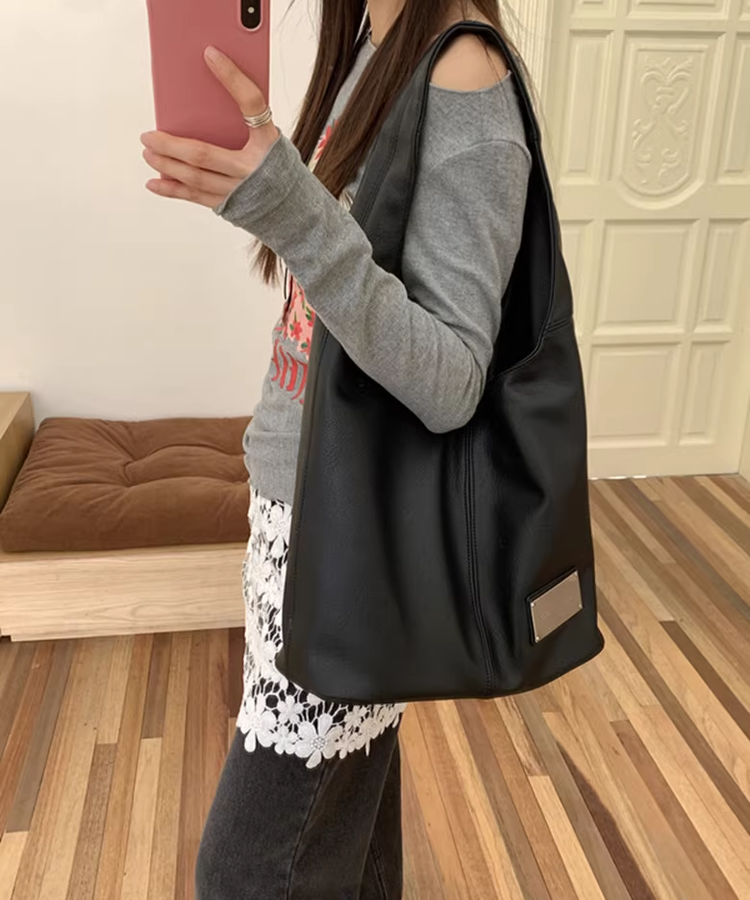 メタルプレート付きフェイクレザーワンショルダーバッグ