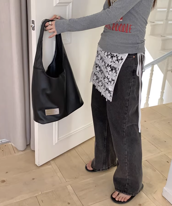 メタルプレート付きフェイクレザーワンショルダーバッグ