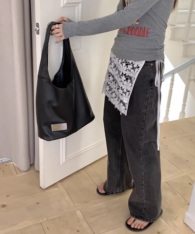 メタルプレート付きフェイクレザーワンショルダーバッグ