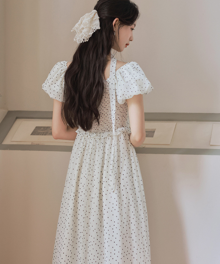 フリル付きパフスリーブドットワンピース