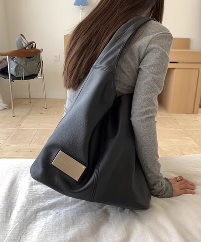 メタルプレート付きフェイクレザーワンショルダーバッグ