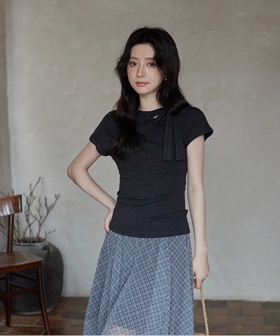 タイトシルエットカットアウトネックリボンTシャツ
