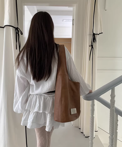 メタルプレート付きフェイクレザーワンショルダーバッグ