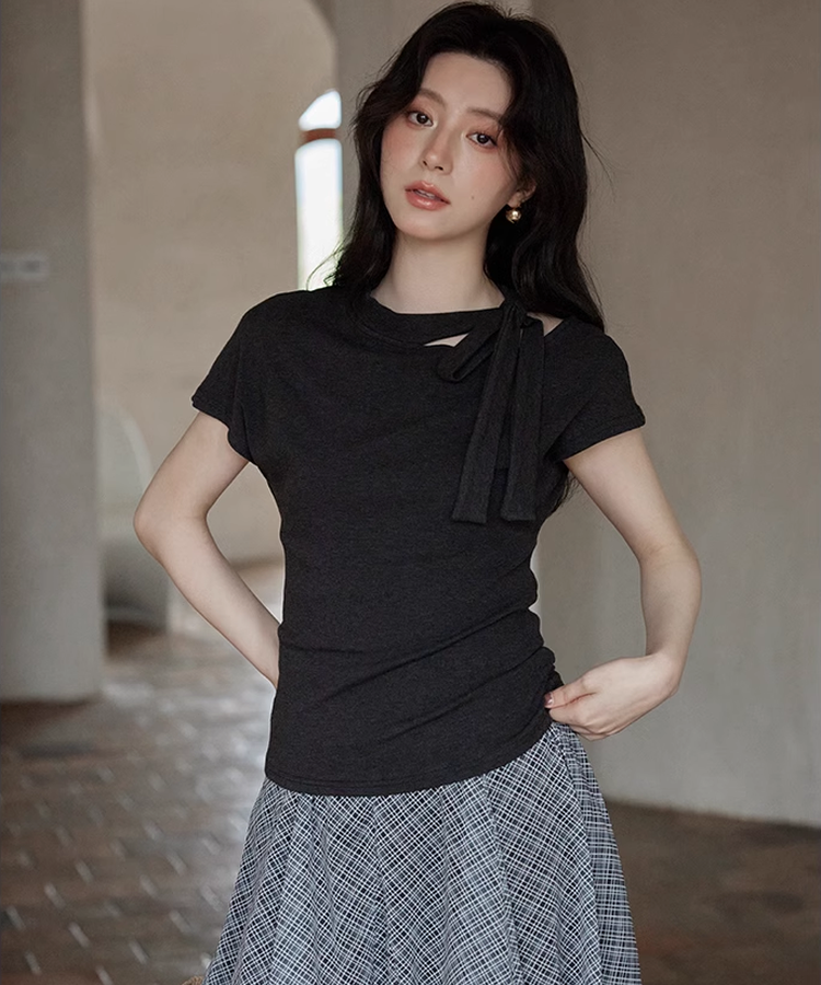 タイトシルエットカットアウトネックリボンTシャツ
