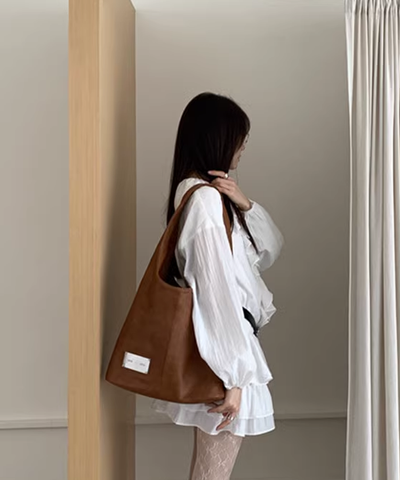 メタルプレート付きフェイクレザーワンショルダーバッグ