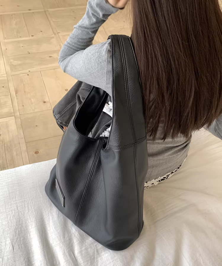 メタルプレート付きフェイクレザーワンショルダーバッグ
