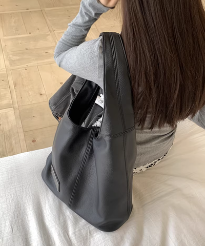 メタルプレート付きフェイクレザーワンショルダーバッグ