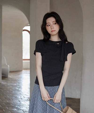 タイトシルエットカットアウトネックリボンTシャツ