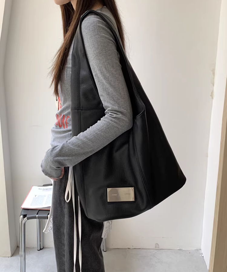 メタルプレート付きフェイクレザーワンショルダーバッグ
