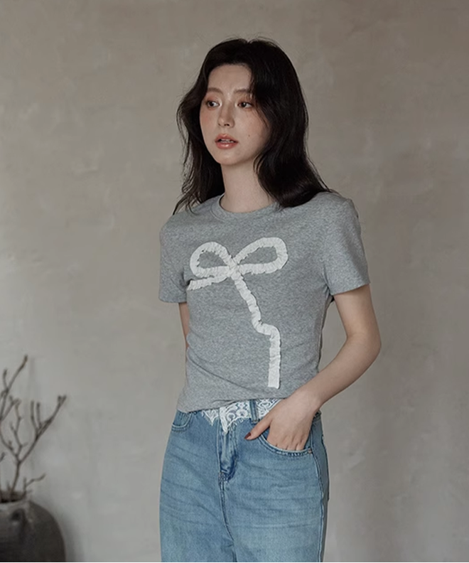半袖クルーネックフリルリボン付きTシャツ