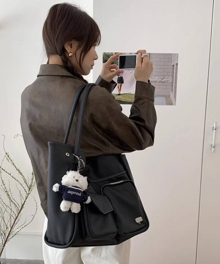 フロントファスナー＆フラップポケット付きフェイクレザーバッグ