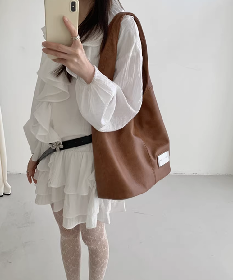 メタルプレート付きフェイクレザーワンショルダーバッグ