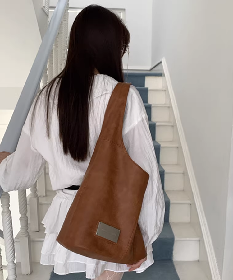 メタルプレート付きフェイクレザーワンショルダーバッグ