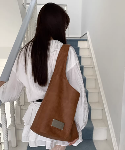 メタルプレート付きフェイクレザーワンショルダーバッグ