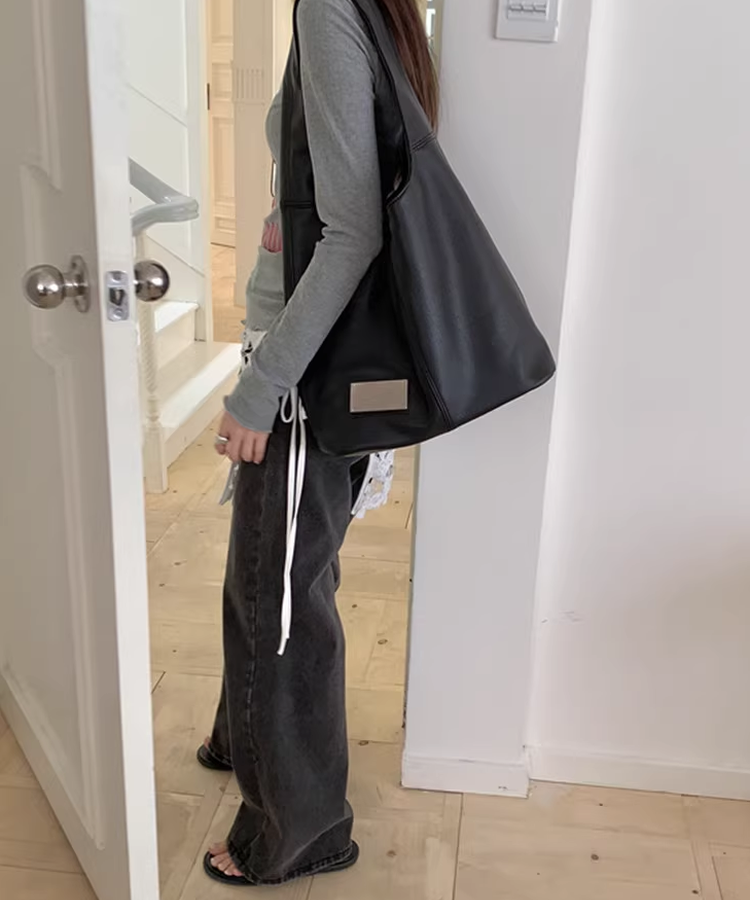 メタルプレート付きフェイクレザーワンショルダーバッグ