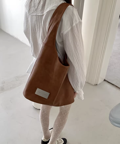 メタルプレート付きフェイクレザーワンショルダーバッグ