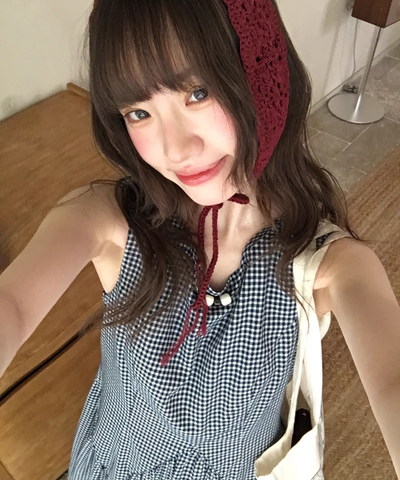 ビーズ付きラウンドネックギャザーワンピース