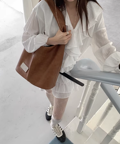 メタルプレート付きフェイクレザーワンショルダーバッグ