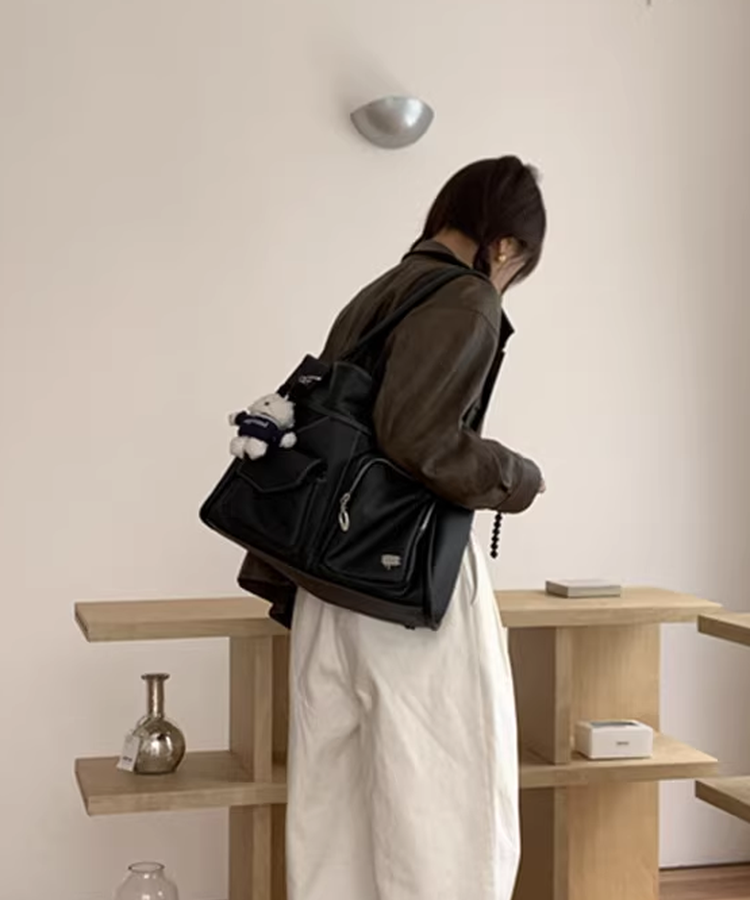 フロントファスナー＆フラップポケット付きフェイクレザーバッグ