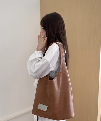 メタルプレート付きフェイクレザーワンショルダーバッグ